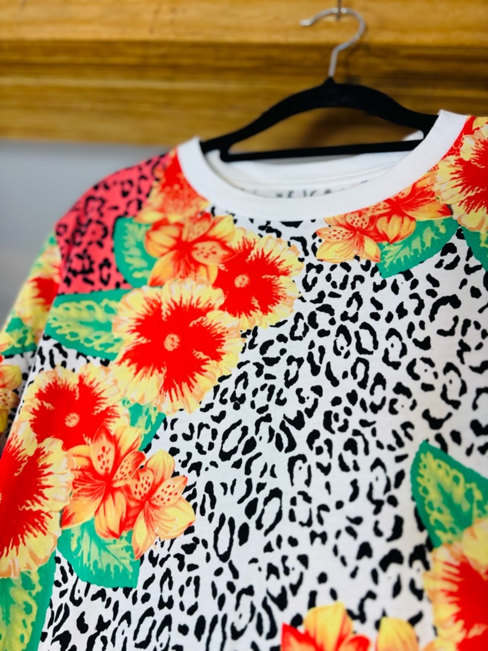 🌺 TNA Aritzia Floral & Leopard Print Tee – Size M 🌺 - Picture 7 of 8